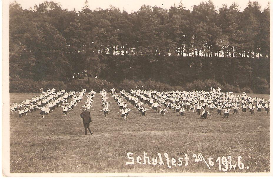 Školní festival na místě dnešní nádrže Hrabina dne 20. června 1926